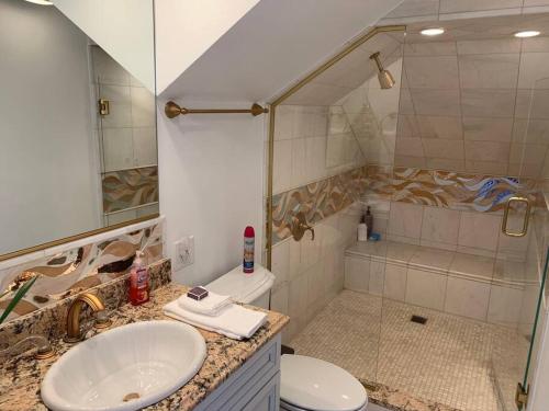 y baño con lavabo y ducha. en Luxury Lake House w/views from every room!, en Huron