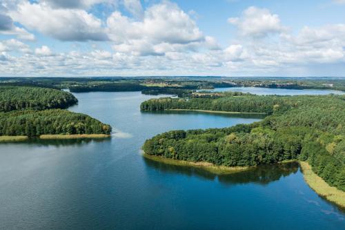Luftblick auf einen großen Fluss mit Inseln in der Unterkunft LIKE LAKES UKIEL PARK 40 parking FV in Olsztyn