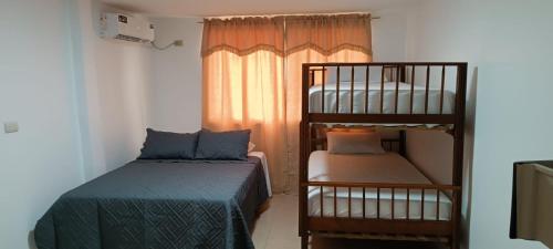 מיטה או מיטות קומותיים בחדר ב-Casa para 10 personas - Playas, Villamil