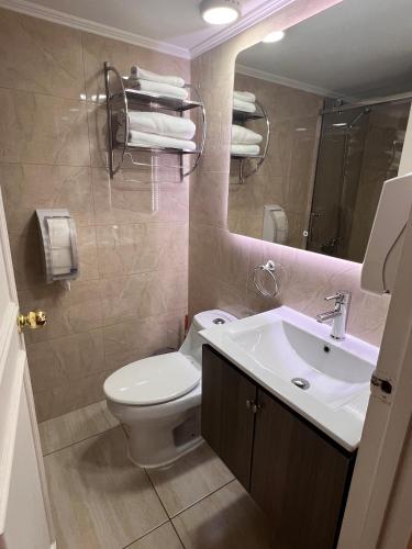 Ένα μπάνιο στο Isabel Suites Vitacura