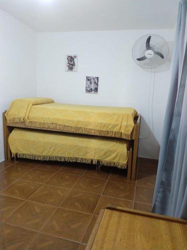 małe łóżko w pokoju z aermottermottem w obiekcie Departamento temporario en cordoba w Córdobie