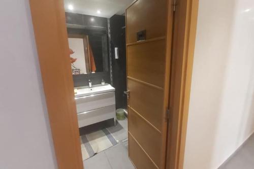 La salle de bains est pourvue d'un lavabo et d'un miroir. dans l'établissement Holikeys - Agadir - 2 Ch - El Houda 001, à Agadir