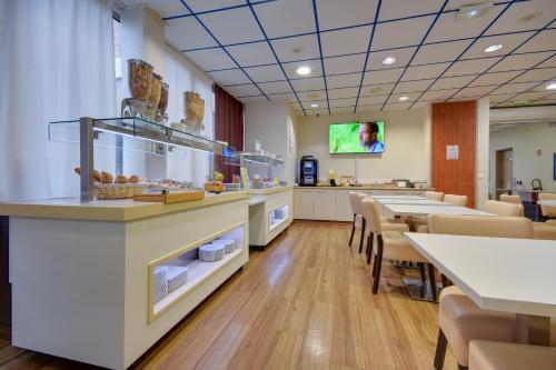 a cafeteria with aasteryasteryasteryasteryasteryasteryasteryasteryasteryasteryasteryastery at Brit Hotel Lille Centre in Lille
