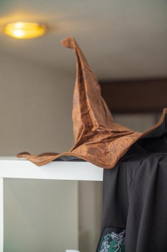 a brown paper hat sitting on top of a shelf at Casa Harry in Piacenza