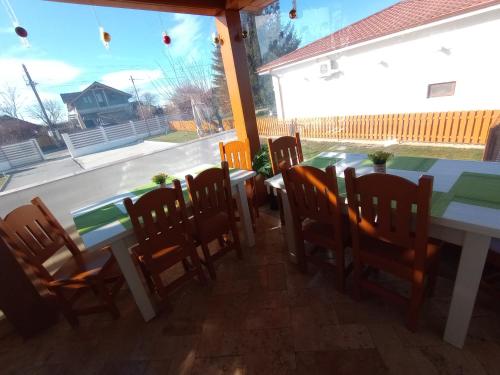 a dining room with a table and chairs at Pestele Ca Odinioară in Murighiol