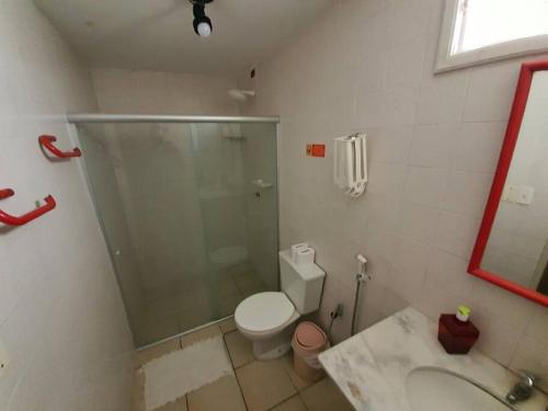 uma casa de banho com um chuveiro, um WC e um lavatório. em Casa com Piscina em Itamaracá em Itamaracá