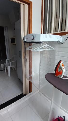 una nevera con la puerta abierta en una cocina en HAPPY TOUR CHALET, en Foz do Iguaçu