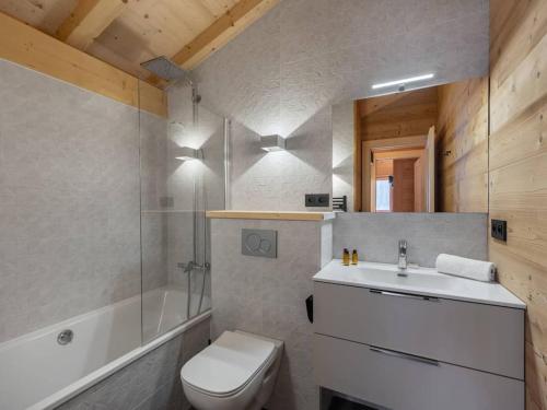 une salle de bain avec toilettes, lavabo et baignoire dans l'établissement 3 Fontaines - Apt C1 - BO Immobilier - Châtel Multipass Été 2025 en option au tarif de 3euros par jour et par personne, à Châtel