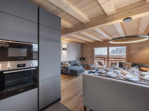 une cuisine et un salon avec une cuisinière et un four dans l'établissement 3 Fontaines - Apt C1 - BO Immobilier - Châtel Multipass Été 2025 en option au tarif de 3euros par jour et par personne, à Châtel