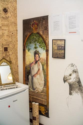 a painting of a man with a crown on a wall at Casa Harry in Piacenza