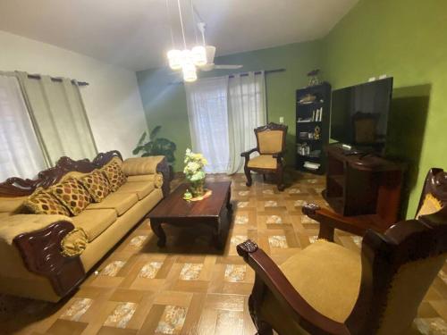 uma sala de estar com um sofá e uma mesa em Nuestro airbnb em San Felipe de Puerto Plata