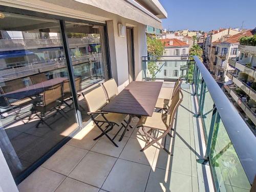 3 Bedrooms, 3 bathrooms central Cannes Lecerf 411