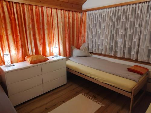 a small room with a bed and a window at Klein aber fein in Escholzmatt
