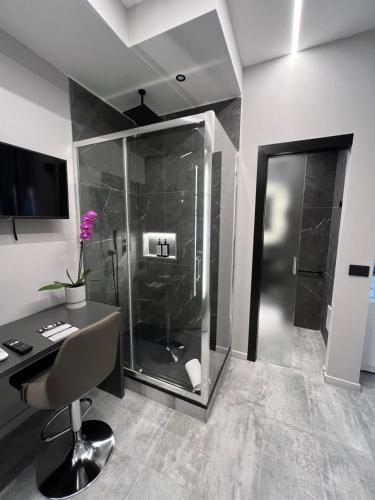 a bathroom with a shower and a desk and a computer at Hey Suite Luxury GuestHouse Roma-Trastevere in Rome