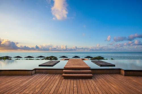 een houten terras met uitzicht op de oceaan bij Nizuc Resort & Spa in Cancun