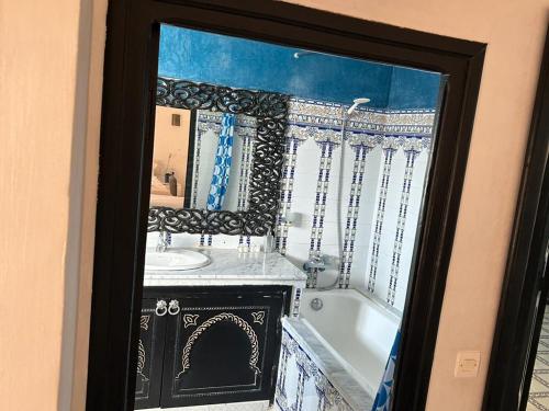 bagno con lavandino e vasca di RIAD REDWAN a Marrakech