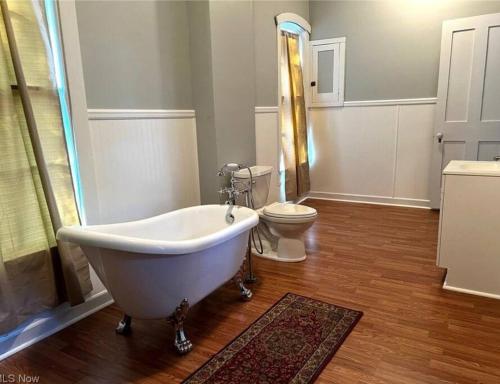 łazienka z białą wanną i toaletą w obiekcie Luxurious Historic Victorian w mieście Warren