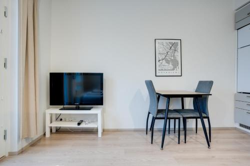 TV a/nebo společenská místnost v ubytování Lapin Loiste 2, Modern Studio Free Parking and Wifi