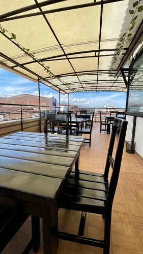 a restaurant with tables and benches on a roof at Hotel Sangil Tuluá in Tuluá