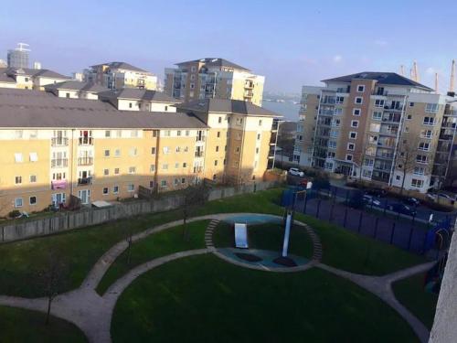 un parc au milieu d'une ville avec des bâtiments dans l'établissement Room 1 or 2 ppl near EXCEL, O2, Canary Wharf - London, à Londres