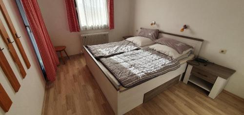 ein kleines Schlafzimmer mit einem Bett in einem Zimmer in der Unterkunft Lechbruck am See Feriendorf Hochbergle Haus 37 in Lechbruck