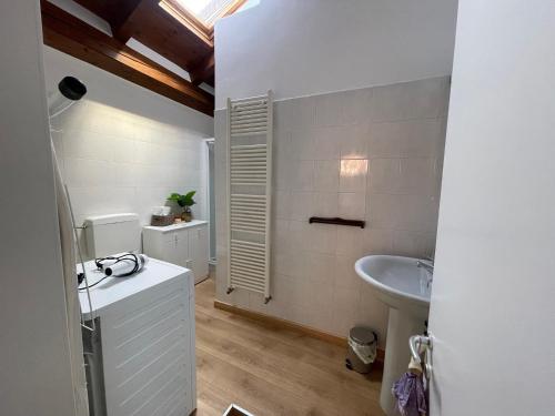 een witte badkamer met een wastafel en een toilet bij Nuvola di Parma// del Ducato 1 in Parma