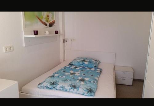 A bed or beds in a room at Apartment Zwickau 1 Schlafzimmer