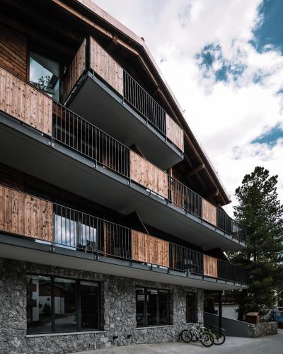 a building with balconies and bikes parked outside of it at Kusi's Ranch in Saas-Fee