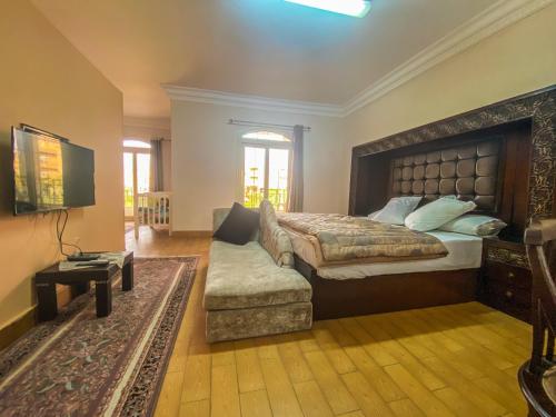 Postel nebo postele na pokoji v ubytování Comfortable 2 BR Apartment in New Cairo's Heart