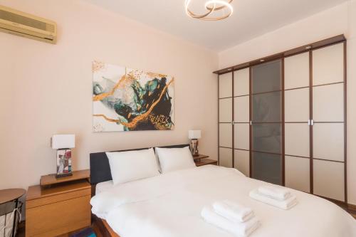 Ένα ή περισσότερα κρεβάτια σε δωμάτιο στο Three Bedrooms Apt in Kallithea