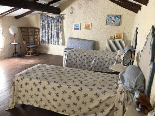 Un dormitorio con una cama con una manta. en Suggestivo casale in collina, en Cassano