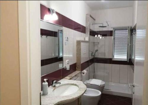 bagno con lavandino e servizi igienici di Apartment in Marina/Kampanien 21122 a Castellammare di Velia