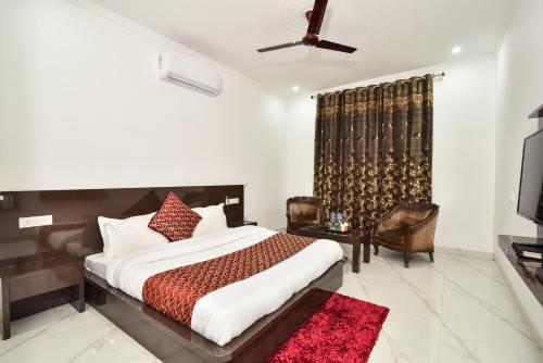 una camera da letto con un letto e un ventilatore a soffitto di Hotel Royal Place a Tarn Tāran