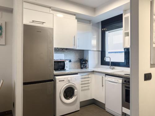 Apartamento con jardín en primera linea de playa con parking y piscina