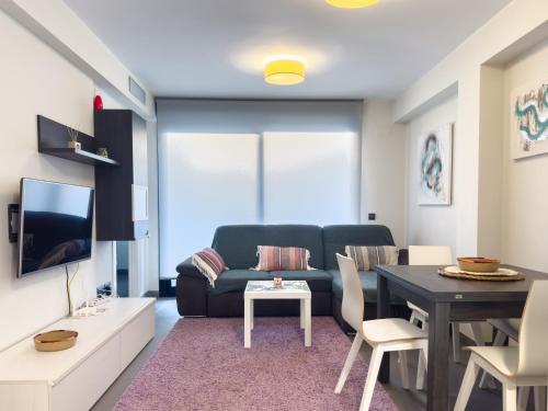 Apartamento con jardín en primera linea de playa con parking y piscina