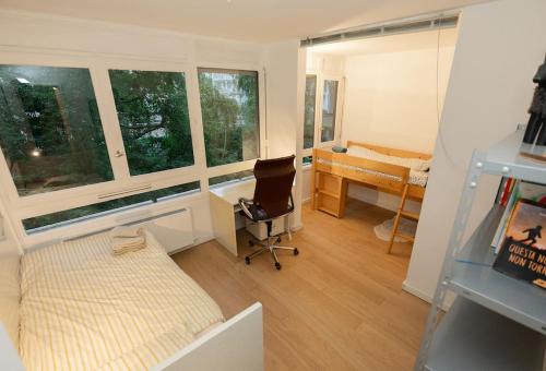 - une chambre avec un bureau et une chaise dans l'établissement Appart Familiale - Bord de quai, à Paris