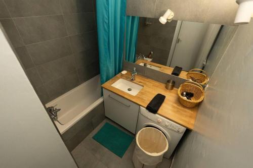 une salle de bain avec un lavabo, des toilettes et un miroir dans l'établissement Appart Familiale - Bord de quai, à Paris