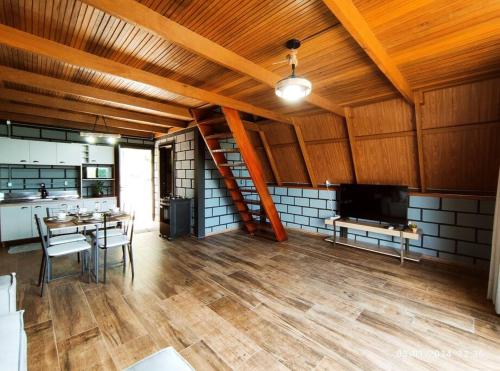 Habitación grande con una mesa y una escalera en la cocina en Cabana com hidro e natureza!, en Estefânia