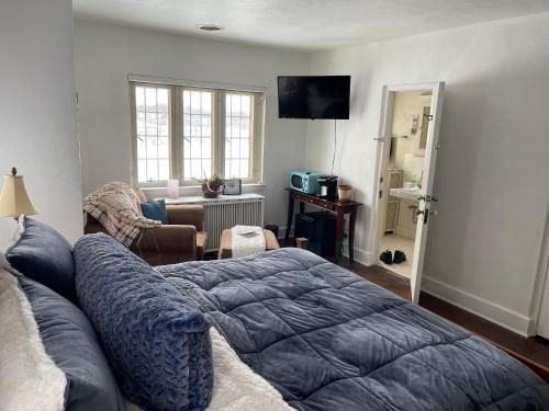 um quarto com uma cama e uma sala de estar em The Brower House em Saint Cloud