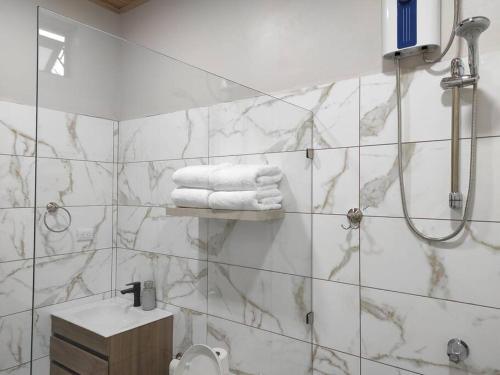 Ένα μπάνιο στο Mandy Loft -40MB wifi -8 miles from La Fortuna