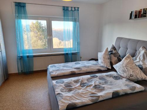 a room with two beds and a couch and a window at Ferienwohnung Lua in Rorodt