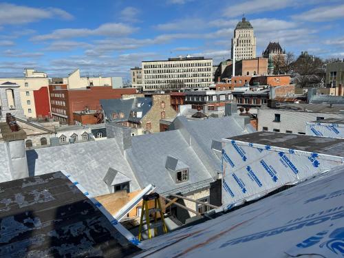 a view of a city with buildings and roofs at Nouveau Condo Québec in Quebec City