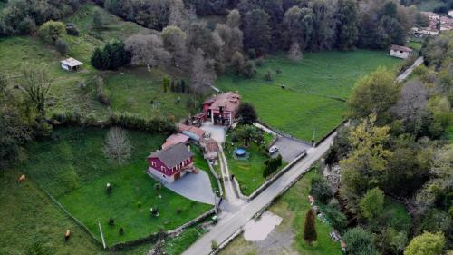 una vista aérea de una casa grande en un campo en Apartamentos El Rincon Encantado, en Llano-Con