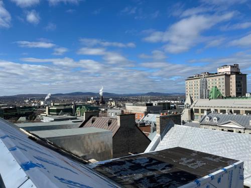 Blick auf eine Stadt vom Dach eines Gebäudes in der Unterkunft Nouveau Condo Québec in Québec