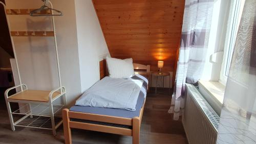 GrafrathにあるBei München Ferienwohnung in Grafrath Amperschluchtのベッドとブランコ付きの小さな部屋