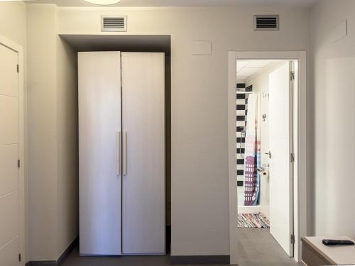 Koupelna v ubytování Apartamento con jardín en primera linea de playa con parking y piscina