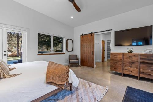 Ein Bett oder Betten in einem Zimmer der Unterkunft Juniper River Retreat