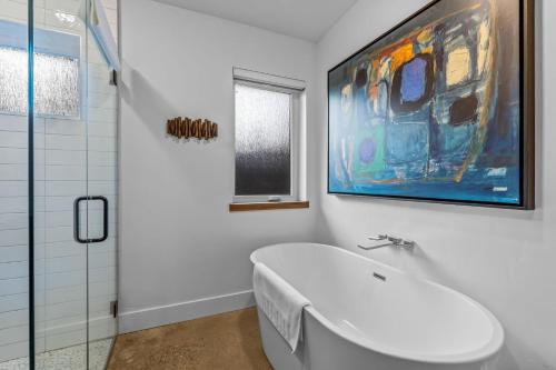 Ein Badezimmer in der Unterkunft Juniper River Retreat