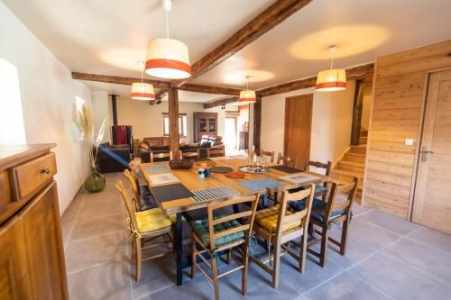 una cucina e una sala da pranzo con tavolo e sedie di Les Montagnettes a Les Orres