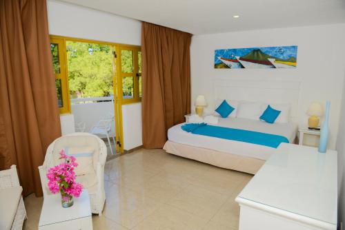 Pokój hotelowy z łóżkiem i balkonem w obiekcie Sunsol Ecoland w mieście Pedro Gonzalez